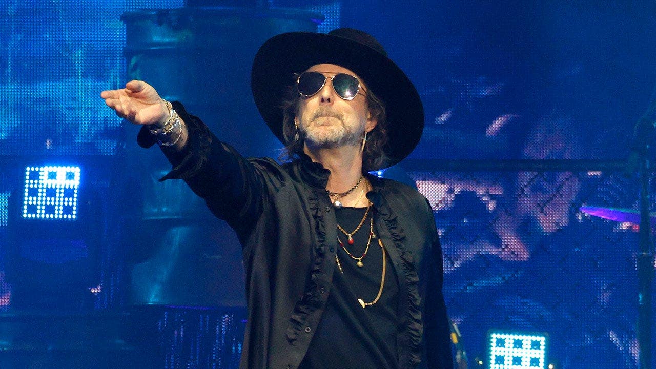 Black Crowes sehen sich mit Gegenreaktionen konfrontiert, nachdem sie den US-Gesang bei der Show in Tampa eingestellt haben