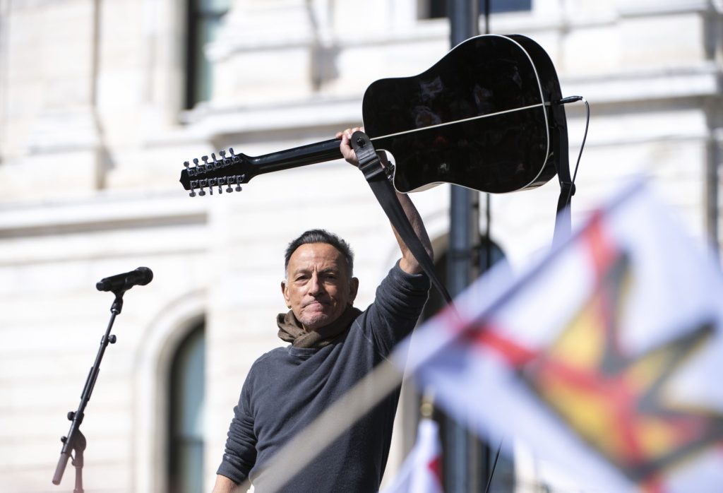 Bruce Springsteen entschuldigt sich bei Bono und singt mit Patti Smith