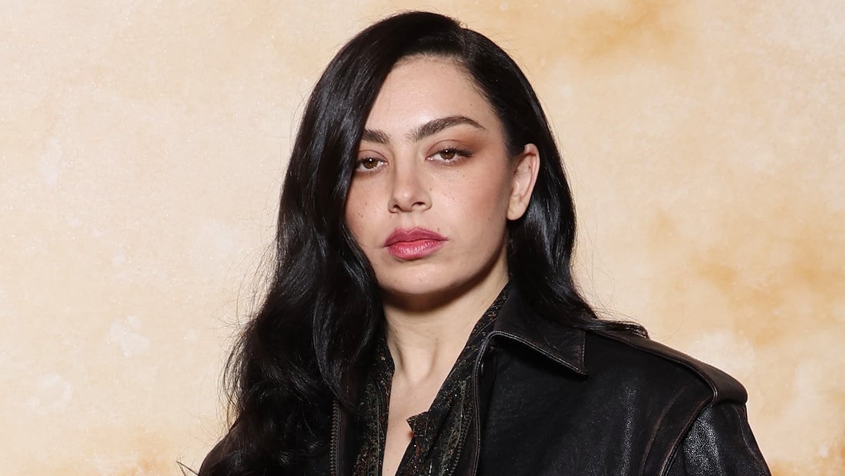 Charli XCX gibt zu, dass sie sich „psychisch am schlechtesten“ befindet, in dem sie je war, und hätte nach „Brat“ fast mit der Musik aufgehört – Just Jared – Promi-News und Klatsch