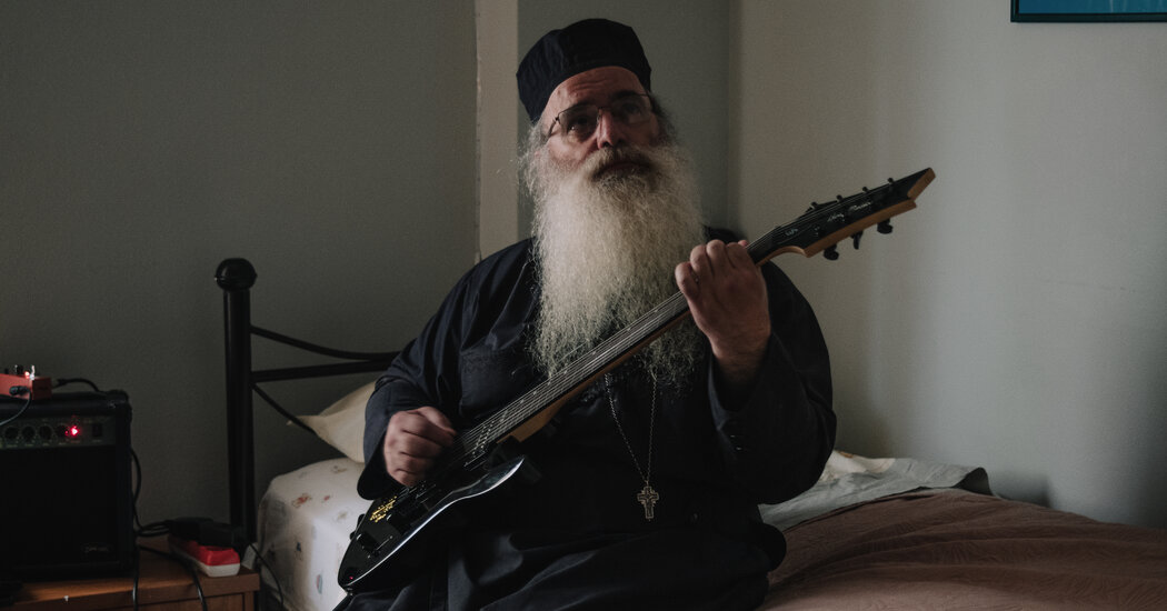 Das Drone-Metal-Debüt von Pater Dionysios Tabakis