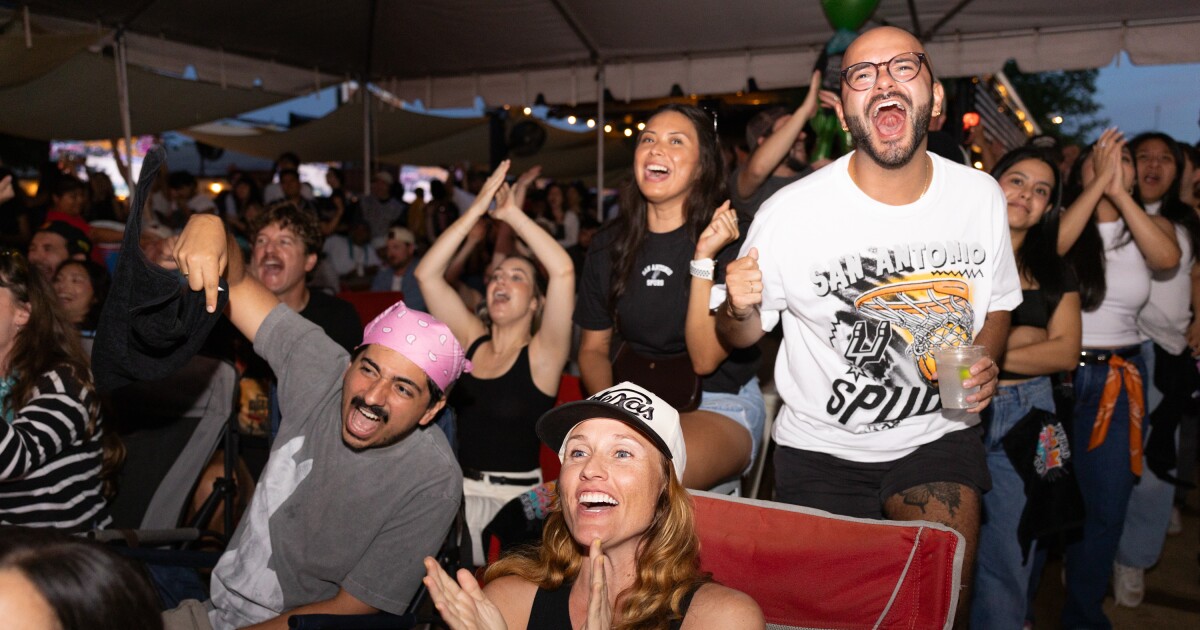 Die Spurs-Fans in Austin geben ihr Bestes, während das Team die Meisterschaft anstrebt