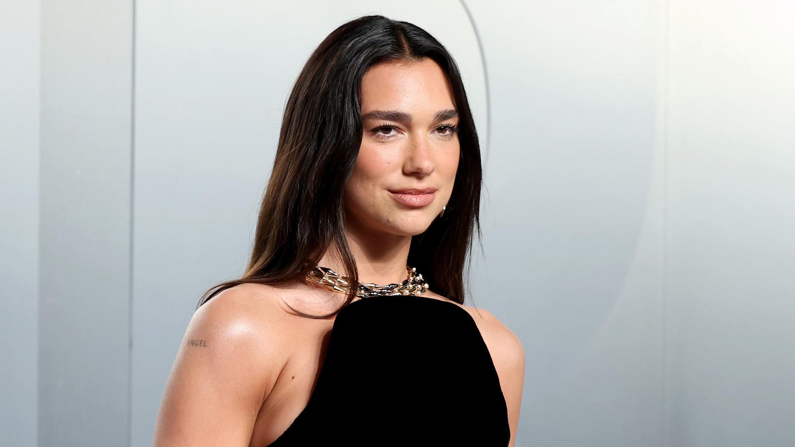 Dua Lipa erreicht in einer Charts ein neues Karrieretief