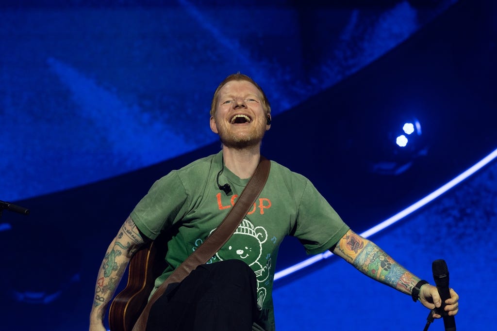 Ed Sheeran eröffnet LOOP Tour und deutet Pause an, um „das Papa-Ding“ zu machen