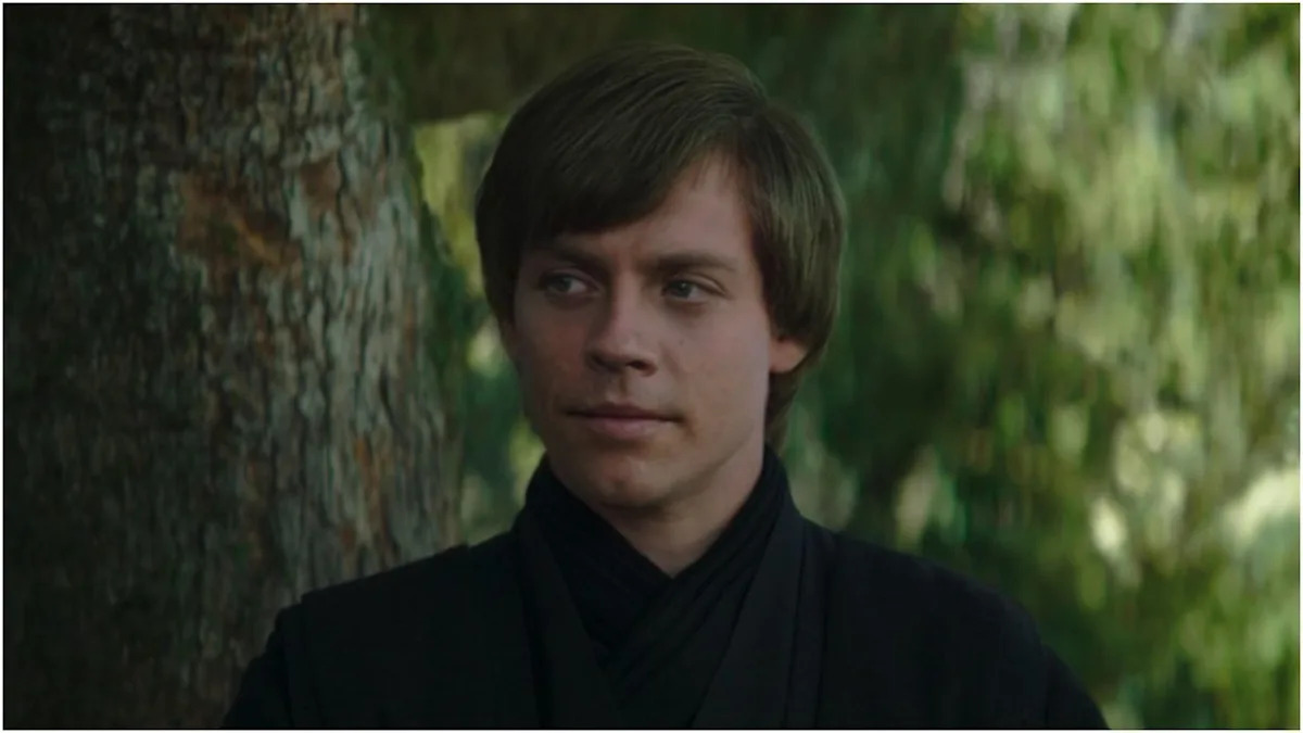 Eine Anspielung auf Luke Skywalker mit Baby Yoda in „The Mandalorian“ und „Grogu“ wurde an dem Tag hinzugefügt, an dem Jon Favre …