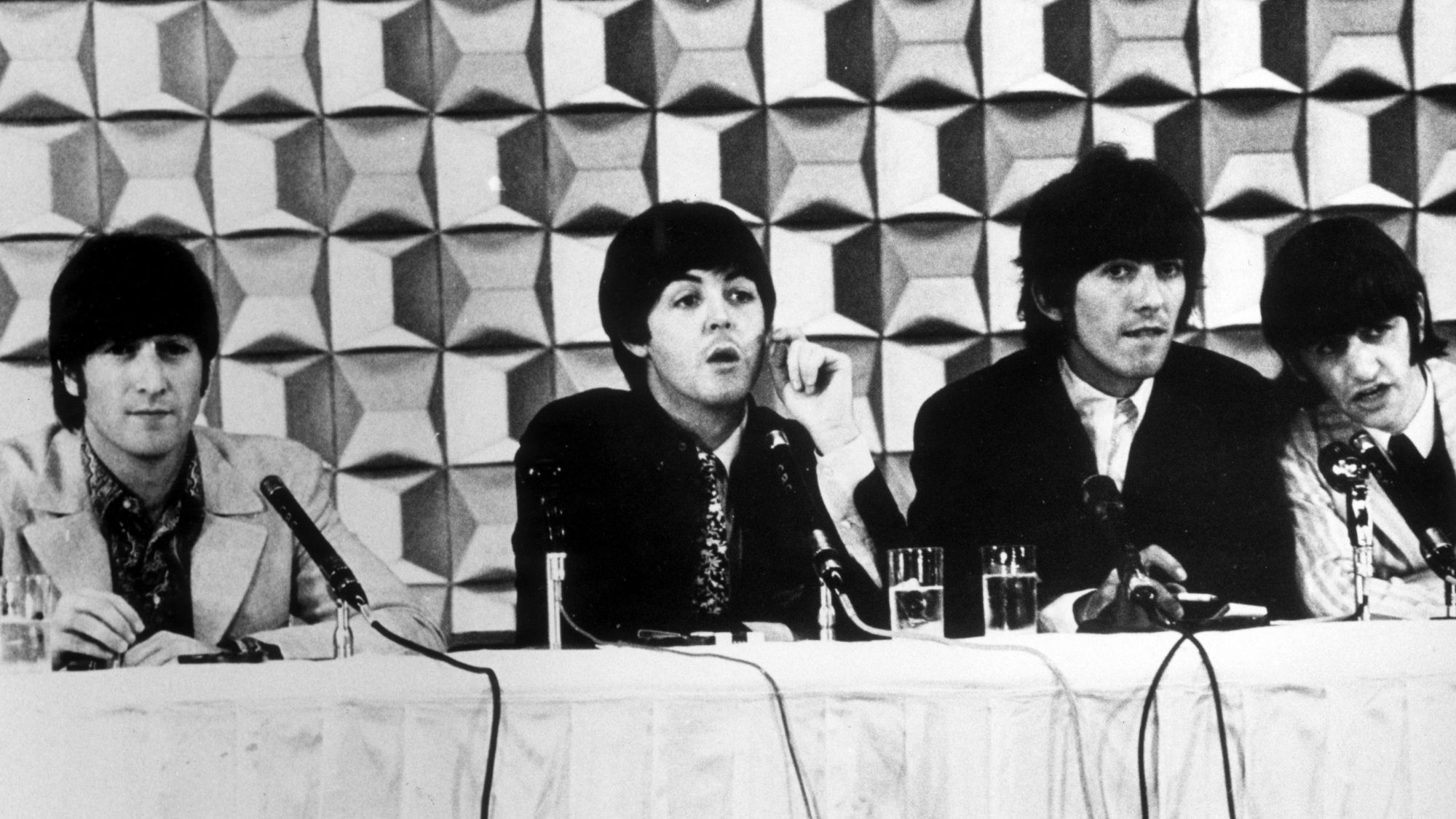 Erinnern Sie sich, als die Polizei Schaum und Feuerwehrschläuche einsetzte, um die Beatlemania zu löschen?