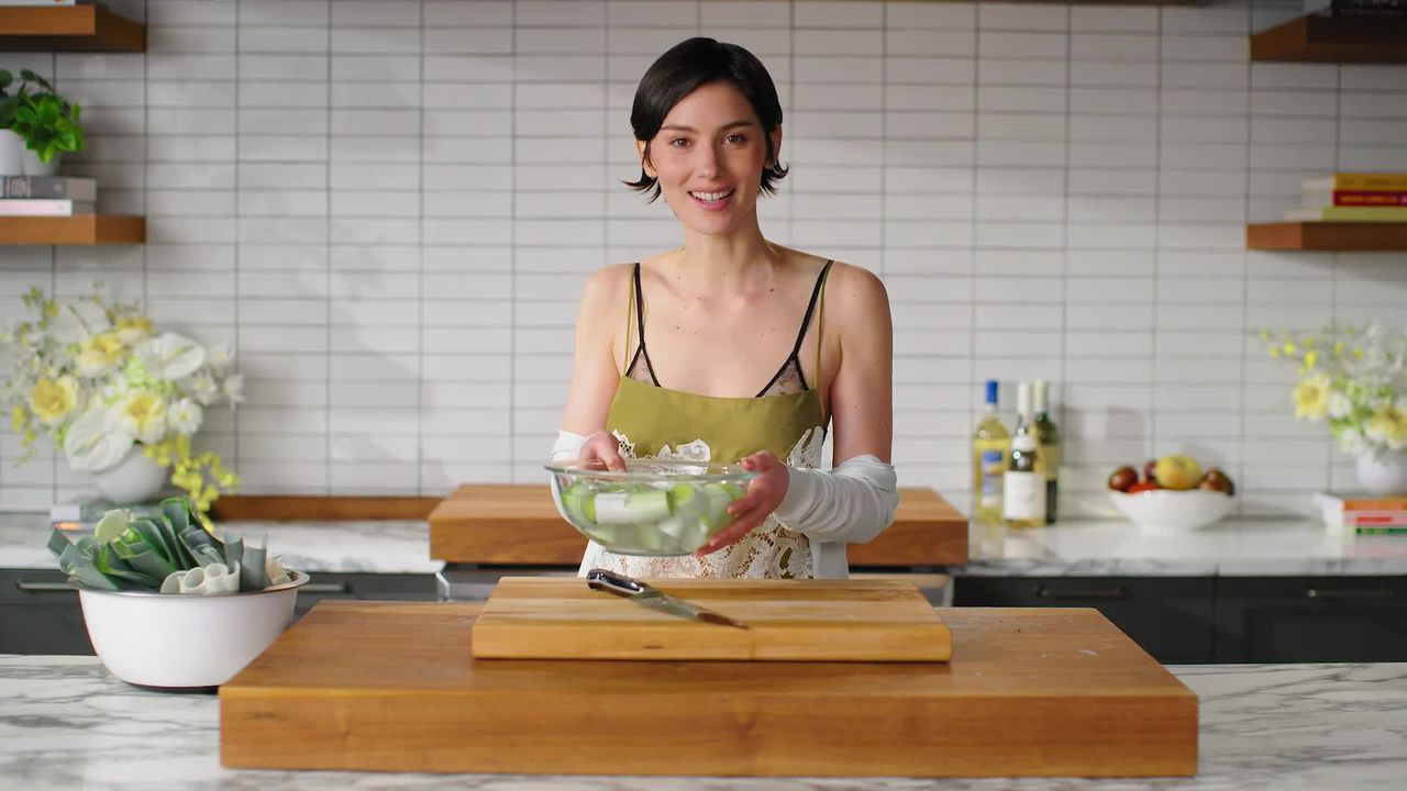 Gracie Abrams mixt „extra-dirty“ Gin Martinis – und erzählt die Geschichte hinter ihrem neuen Album