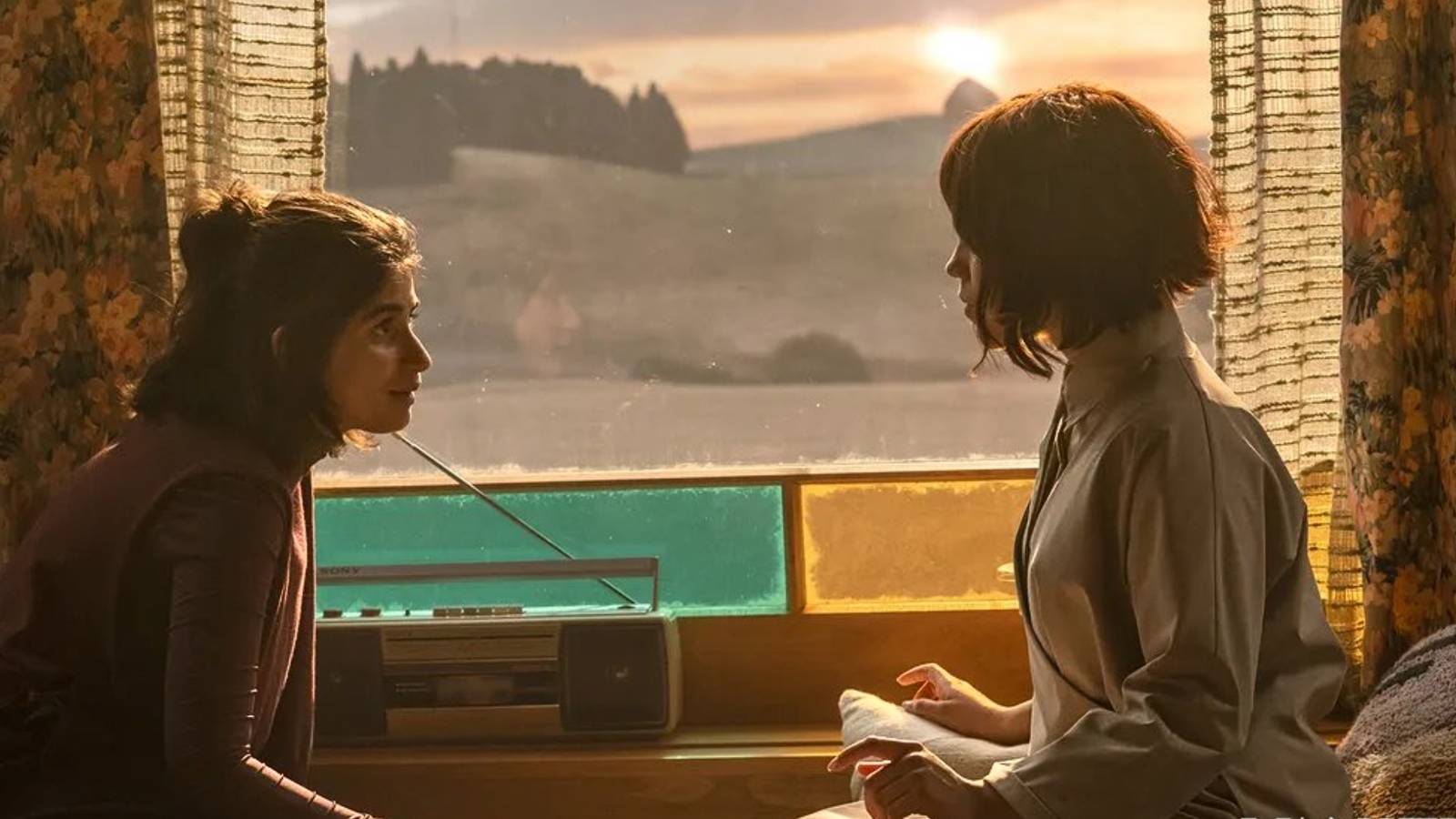 Jenna Ortega gibt einen ersten Einblick in Taika Waititis neue dystopische Science-Fiction-Adaption