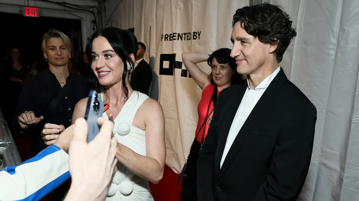 Katy Perry und Justin Trudeau treten aus, als sie zugibt, dass sie „sehr verliebt“ ist