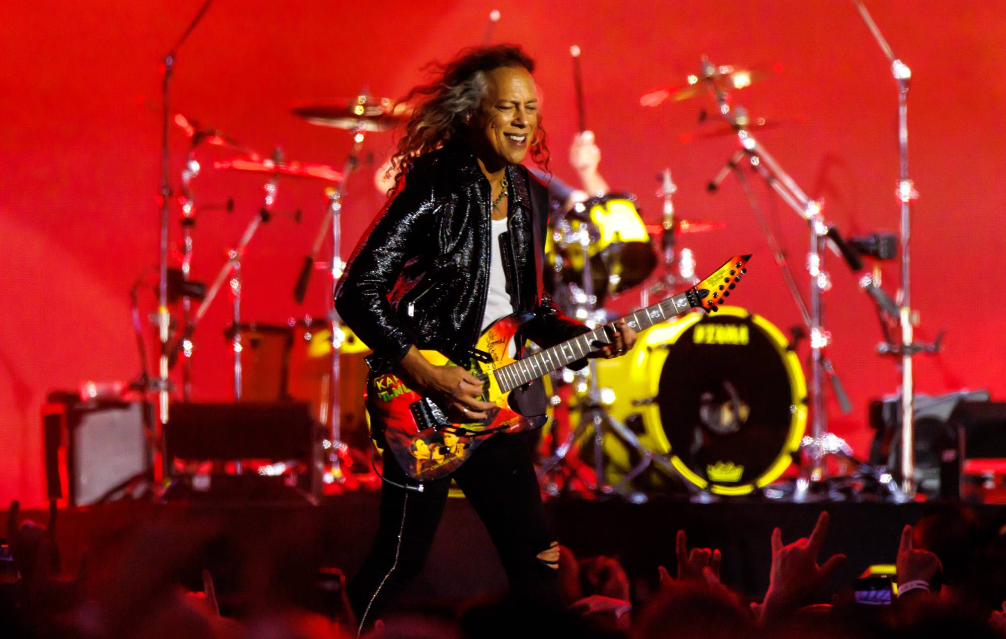 Kirk Hammett von Metallica stürzt Tage nach der T-Shirt-Reaktion von Taylor Swift von der Bühne