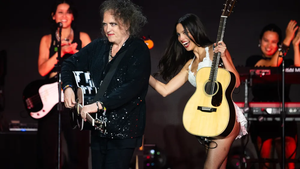 Olivia Rodrigo feiert Premiere im Duett „What's Wrong With Me“ mit Robert Smith
