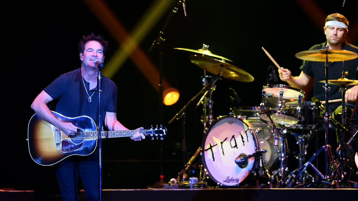Pat Monahan von Train huldigt Erie mit „Pennsylvania Turnpike“