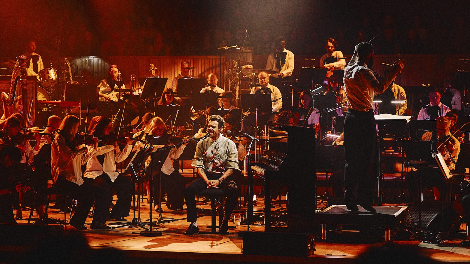 Sehen Sie sich Harry Styles' Cover von „Bridge Over Troubled Water“ beim Meltdown Fest an