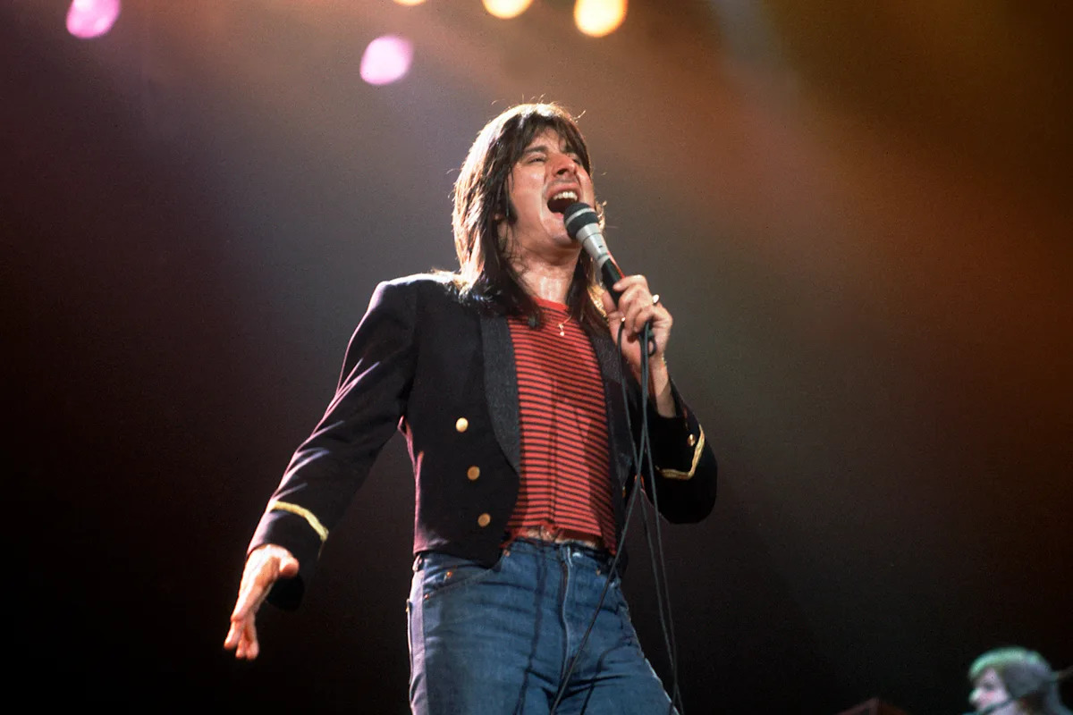 Sehen Sie sich Journey Play „Don't Stop Believin“ über vier Jahrzehnte an – von Steve Perry bis Snoop Dogg