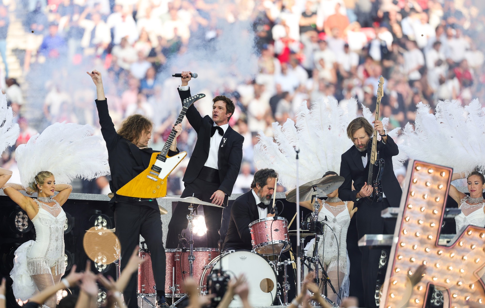 Sehen Sie sich den Live-Auftritt der Killers bei der Auftaktshow des UEFA-Champions-League-Finales 2026 an