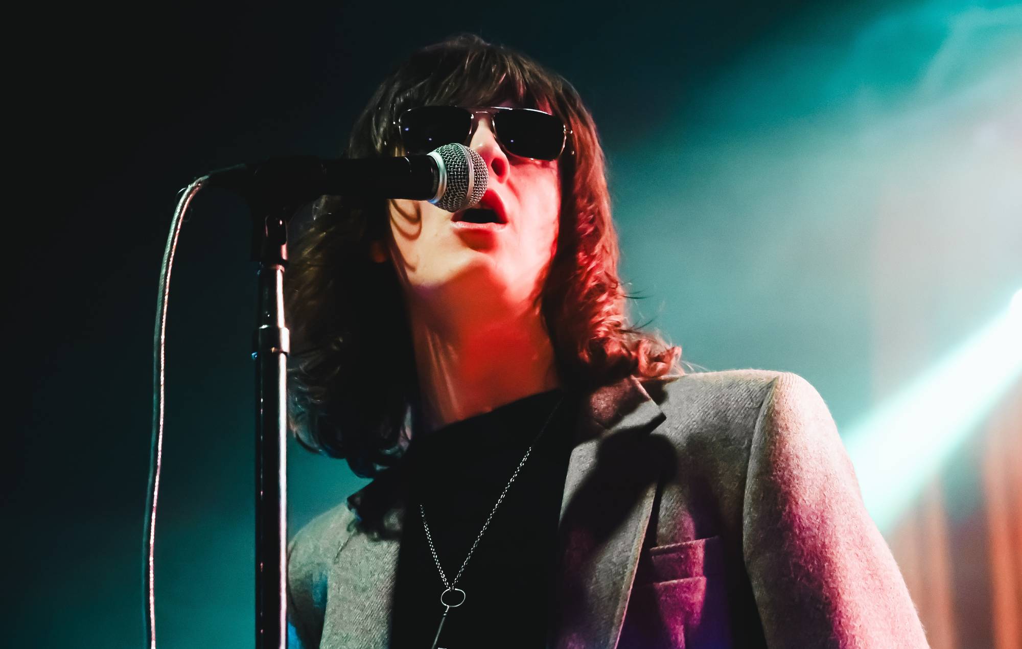Sehen Sie zu, wie Blossoms in einem Van einen überraschenden Pop-up-Auftritt in Manchester durchführen