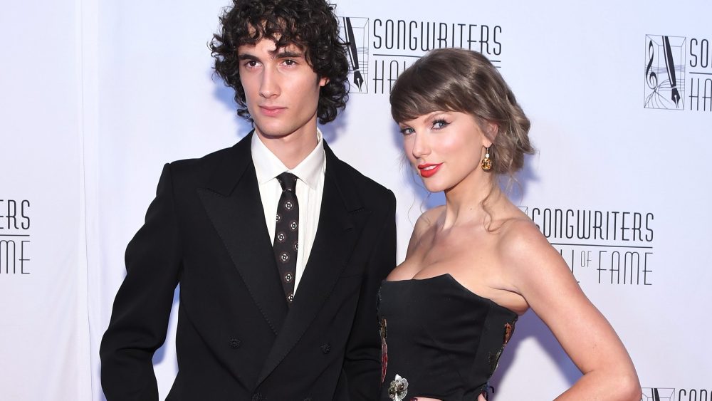 Sombr covert Taylor Swift bei der Songwriters Hall of Fame-Zeremonie