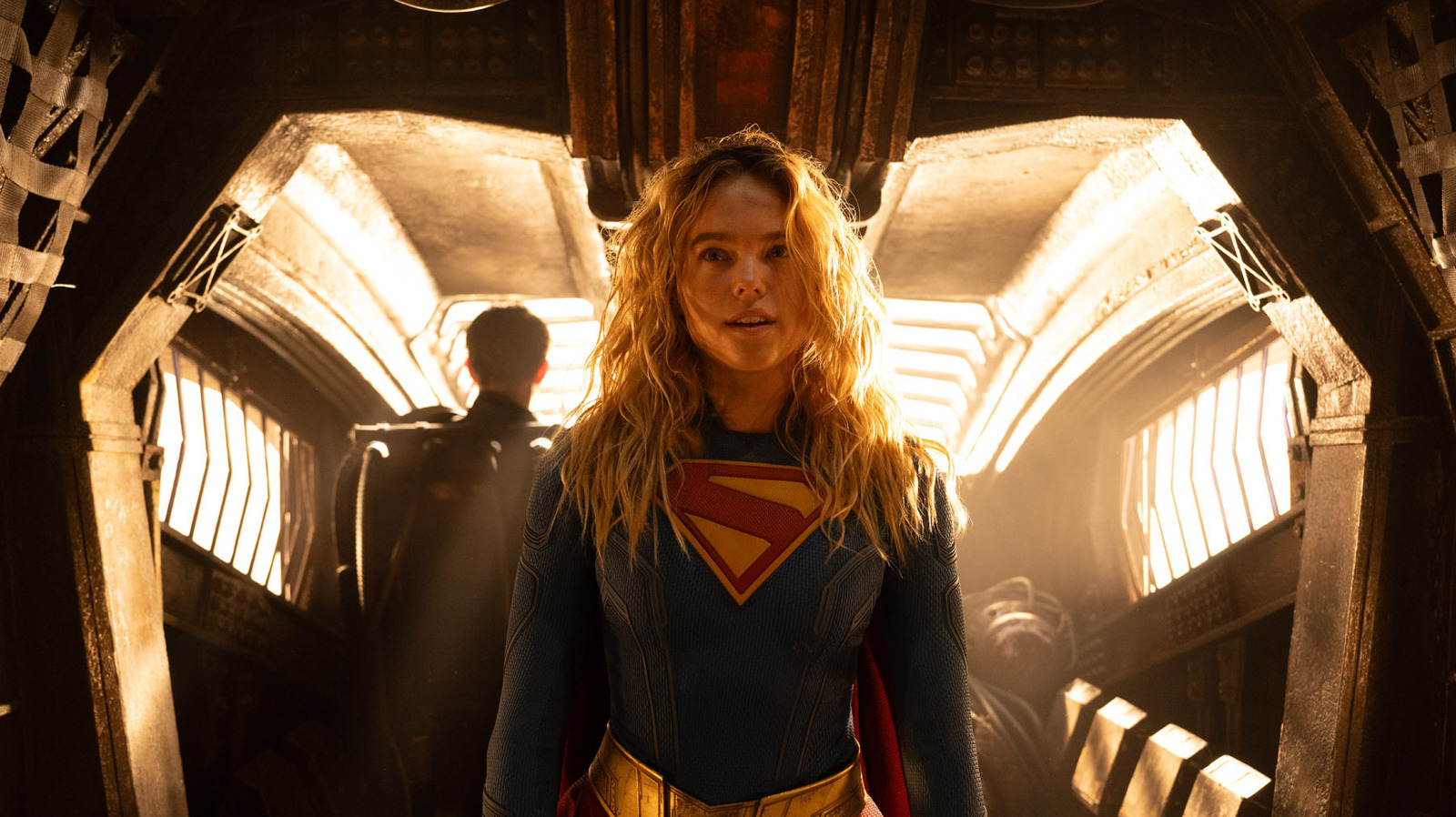 Warum Supergirl in ihrem eigenen Film kaum ihr Superheldenkostüm trägt [Set Visit]