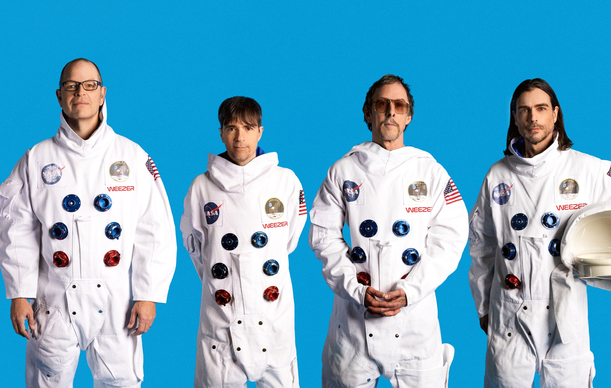 Weezer kündigen „The Gold Album“ mit der traurigen Single „We Might As Well Be Strangers“ mit Karly Hartzman vom Mittwoch an