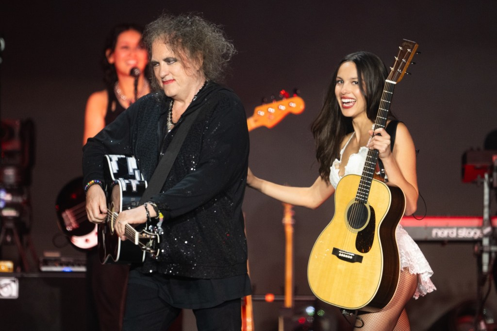 „‚What's Wrong With Me‘: Olivia Rodrigo und Robert Smith debütieren im Live-Duett“